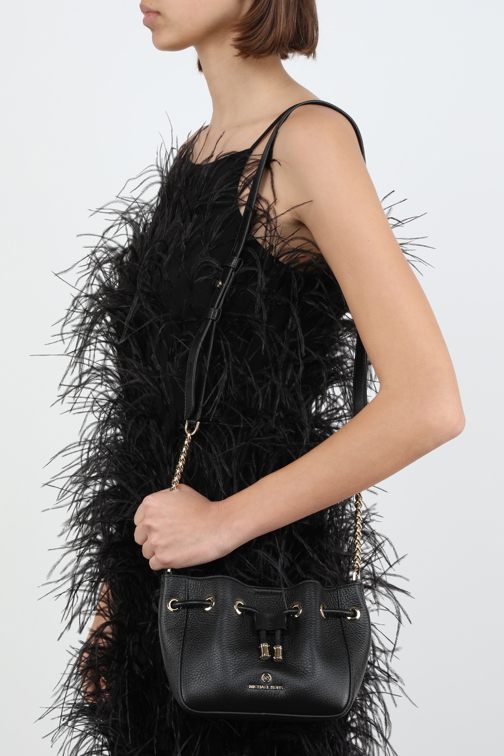 תמונת כל הלוק של תיק באקט שחור בגודל מיני